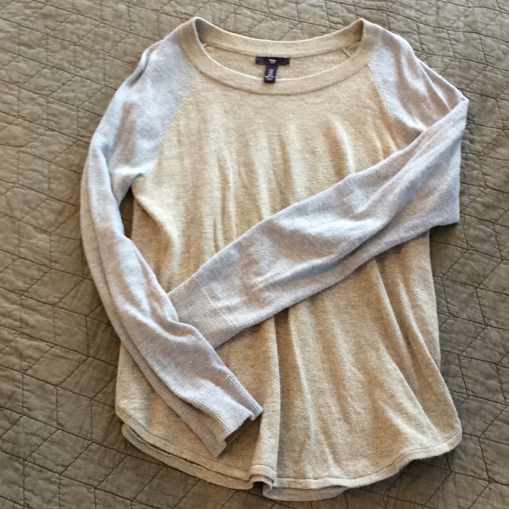 Gap sweater M. Gray with blue sleeves.